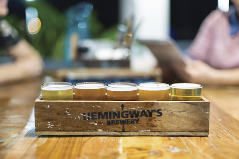 port-douglas-restaurant-hemingways-beer-paddle